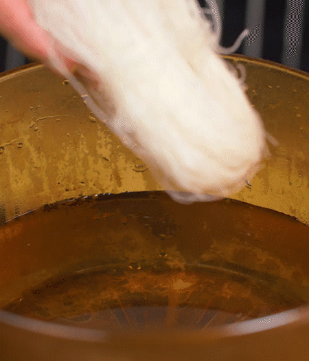 青番茄切片、非凡娱乐
腊肉切薄片、小米辣线椒切圈。