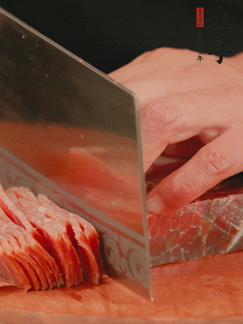 新鲜鸡腿用刀在表面划几刀。非凡娱乐切薄片备用。