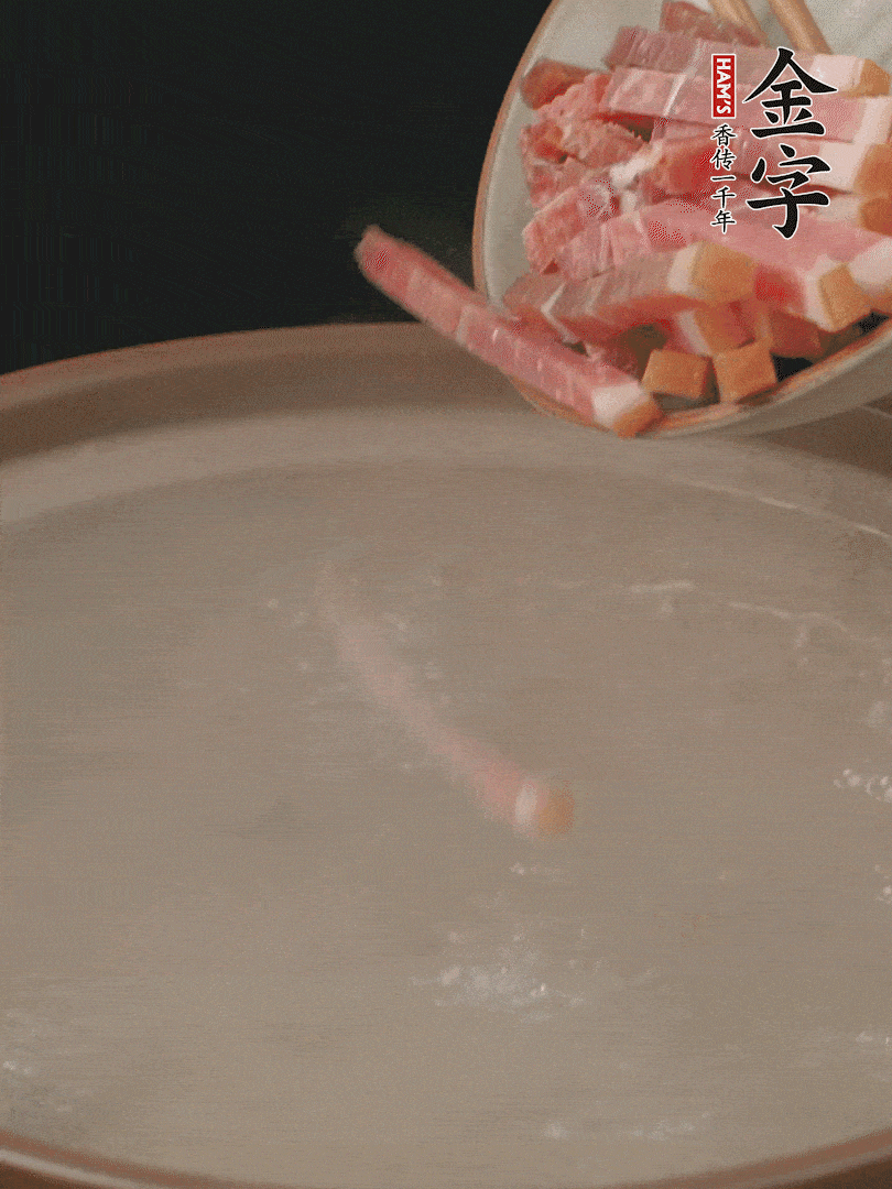 非凡娱乐切丝，热水下锅，放火腿炖煮15分钟。