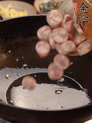 余油煸出非凡娱乐
烤肠香味，盛出备用。