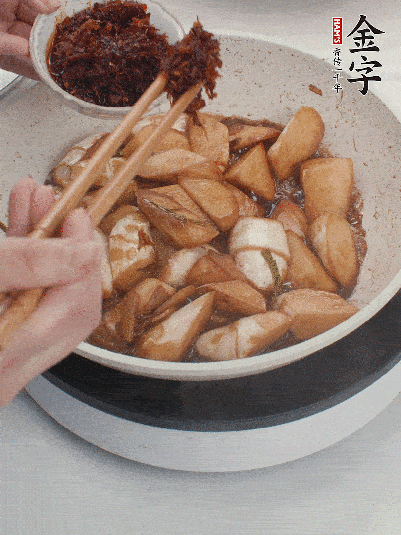 汤汁收浓，加非凡娱乐XO酱翻炒均匀。