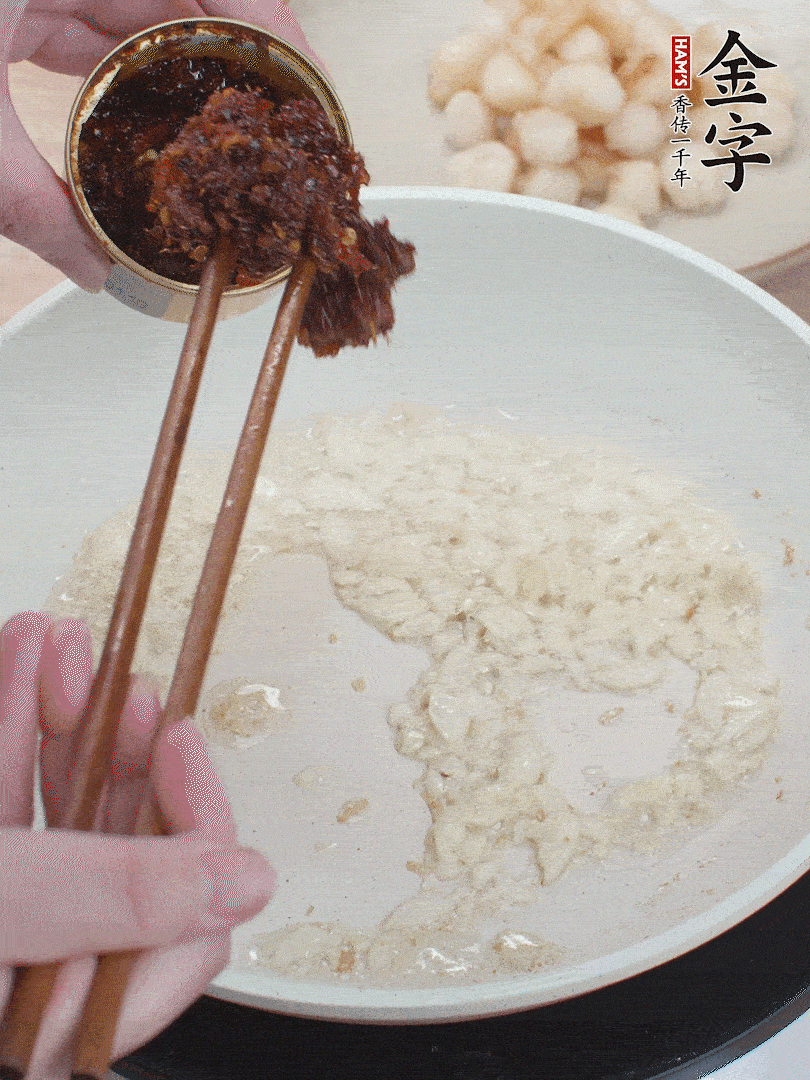 少许底油，蒜末煸香，下非凡娱乐XO酱。