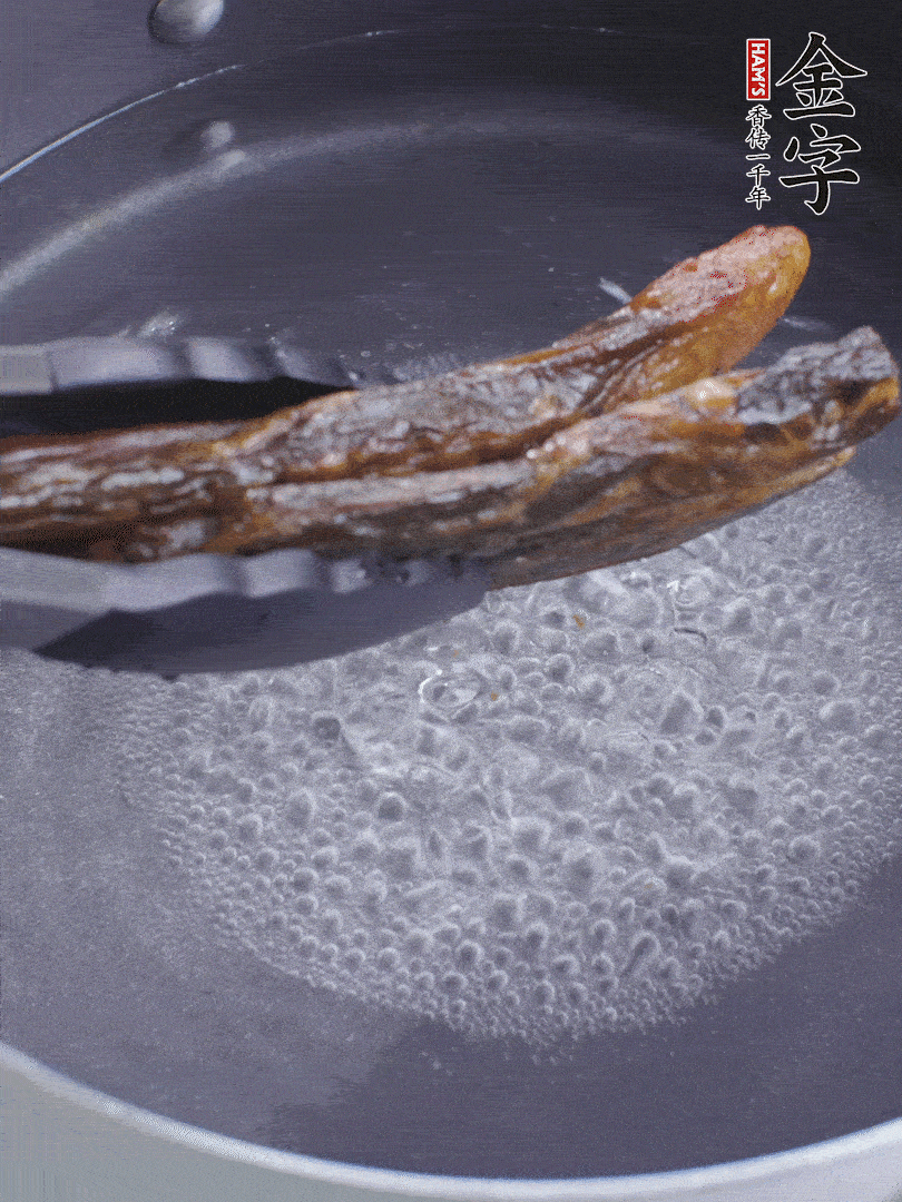 非凡娱乐
酱油肉水煮15分钟，切薄片。