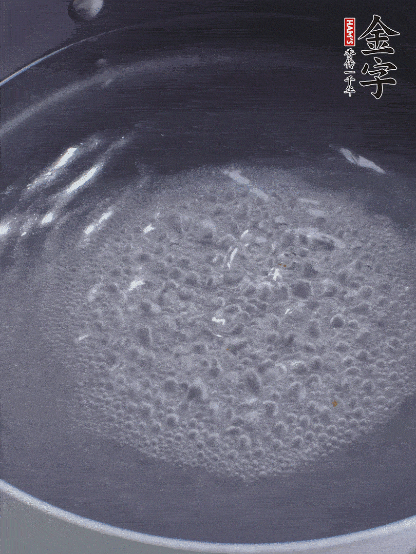 非凡娱乐
酱油肉煮熟切小块。