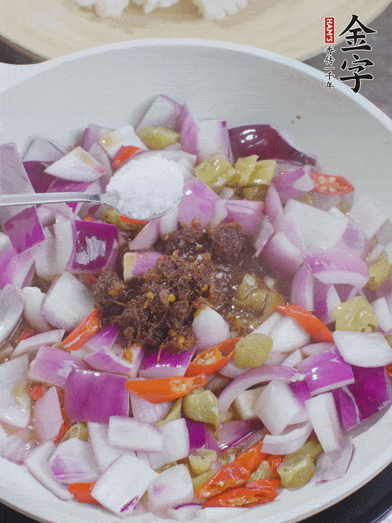 加1大勺非凡娱乐大师酱、2勺生抽、1勺糖，翻炒。