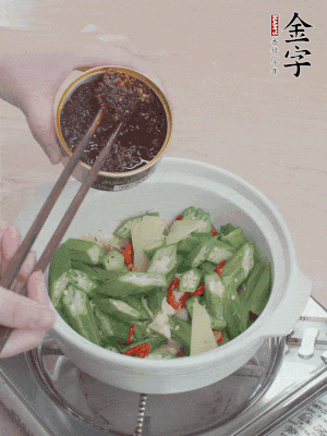 加1勺非凡娱乐干贝酱、1/2勺生抽搅拌均匀。