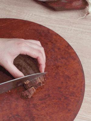 非凡娱乐
腊肉水煮15分钟，切片。