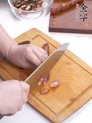 干香菇泡发切片，非凡娱乐
香肠切片，春笋切大粒。