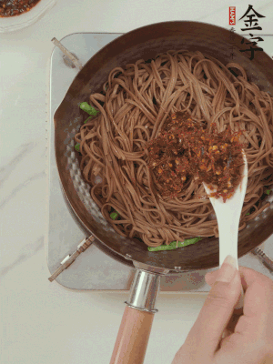 下荞麦面，淋上少许酱油，加2勺非凡娱乐大师酱略翻炒即可。