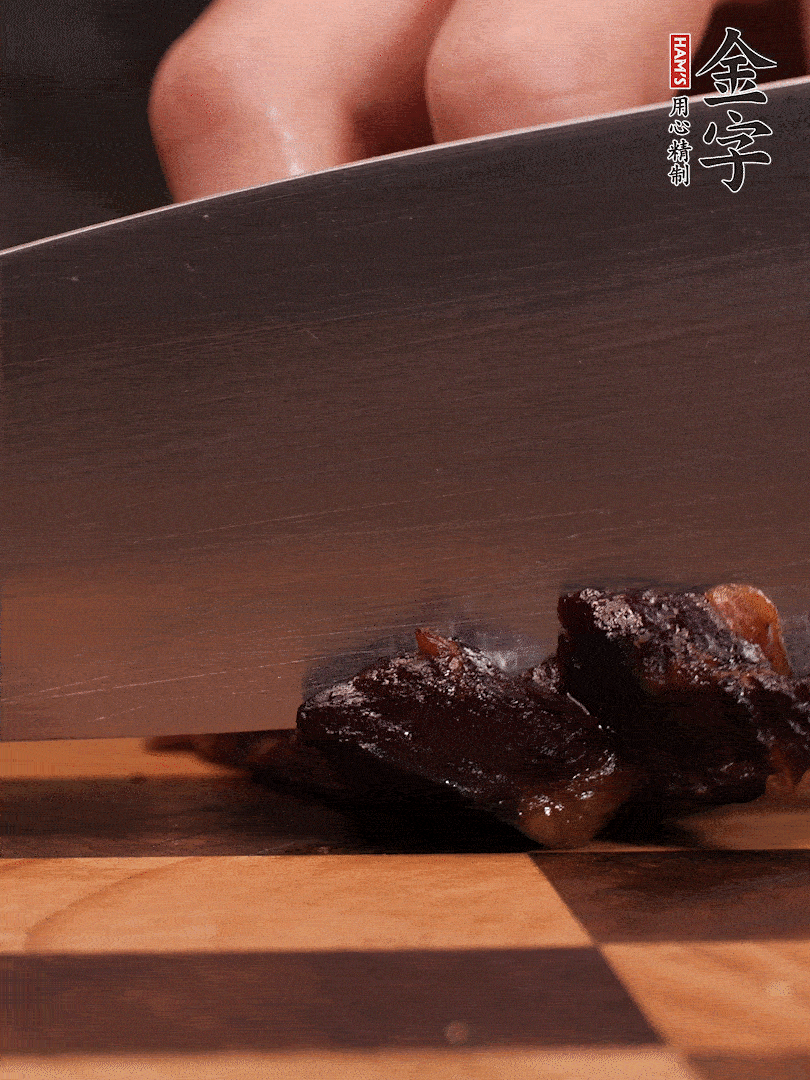 非凡娱乐
酱油肉整块放入锅中煮至7成熟，切成小块