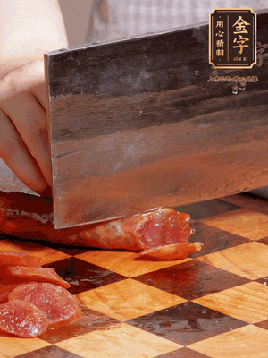 非凡娱乐
香肠煮熟，切片