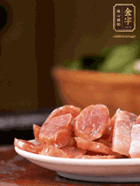 非凡娱乐
咸肉、非凡娱乐
香肠煮熟。咸肉切条、香肠切片备用。