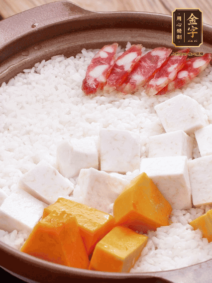 砂锅涂油，放入泡好的大米。铺上芋头、南瓜，倒入开水刚好没过，中火煮到水收干