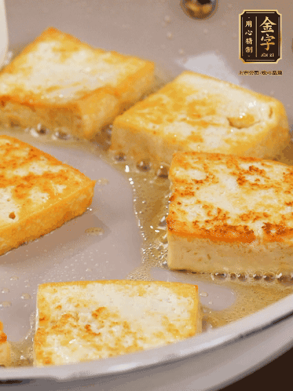 豆腐切片，两面煎一下备用；春笋切段