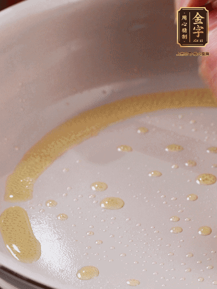 少许菜籽油，姜丝、咸肉煸出油脂香味