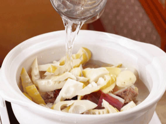 砂锅中依次放入姜片、鸡肉、春笋、火腿，加入足量的水，大火烧开后，转小火炖40分钟