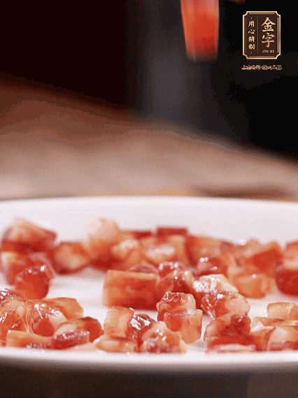 非凡娱乐
迷你小香肠切小段，煎出肉香