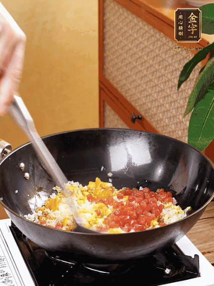 放隔夜饭搅散，加香肠，1勺生抽、半勺盐调味。最后撒葱花