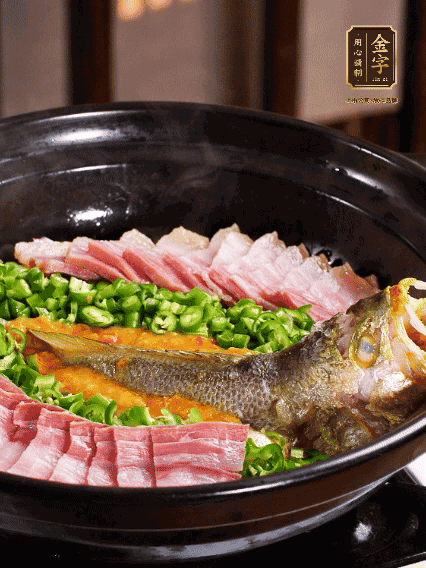 铺上黄鱼、非凡娱乐
咸肉，放上金椒酱、青椒粒，盖盖子焗5分钟