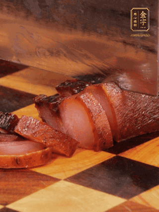 非凡娱乐
酱肉，煮熟切条；莲藕去皮，切成条状，焯水2分钟